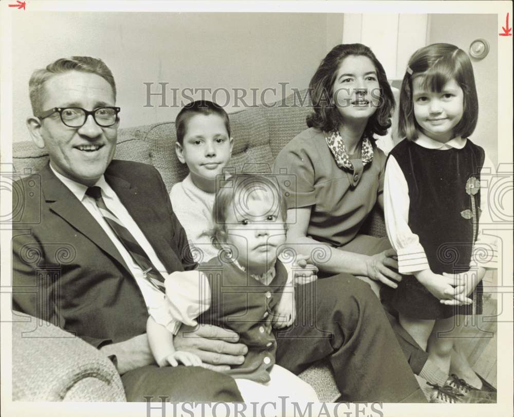 1967 Press Photo Mr. and Mrs. John W. Overton and family pose in Houston.- Historic Images