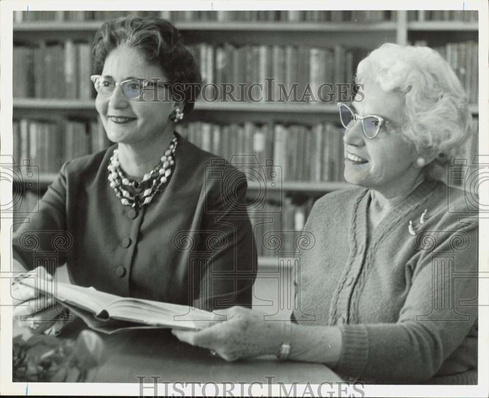 1963 Press Photo Mmes. L.J. Wallace and Miller Stewart at Bennett Book review.- Historic Images