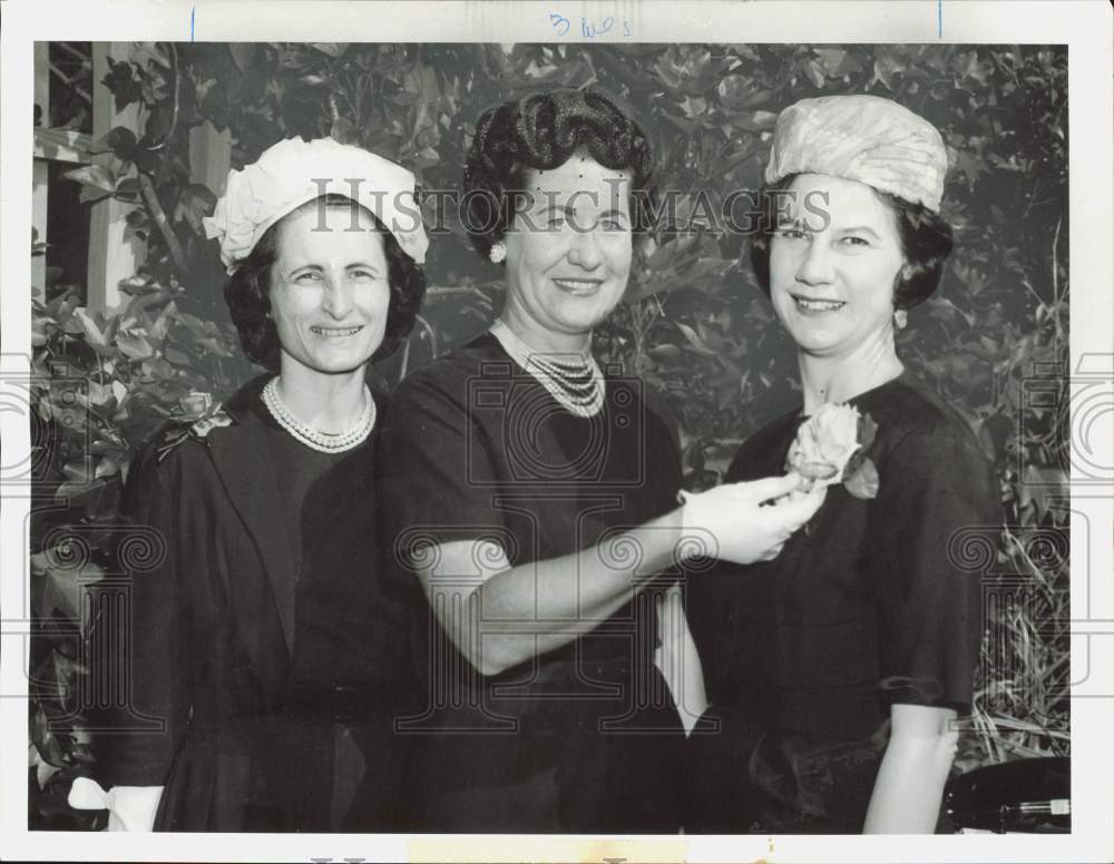 1963 Press Photo Mrs. Harry Stewart with coffee, style show models at Ellington- Historic Images