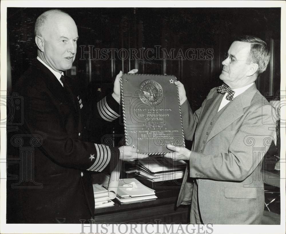 1956 Press Photo Captain Henry McCown of UT presents plaque to T.S. Painter.- Historic Images