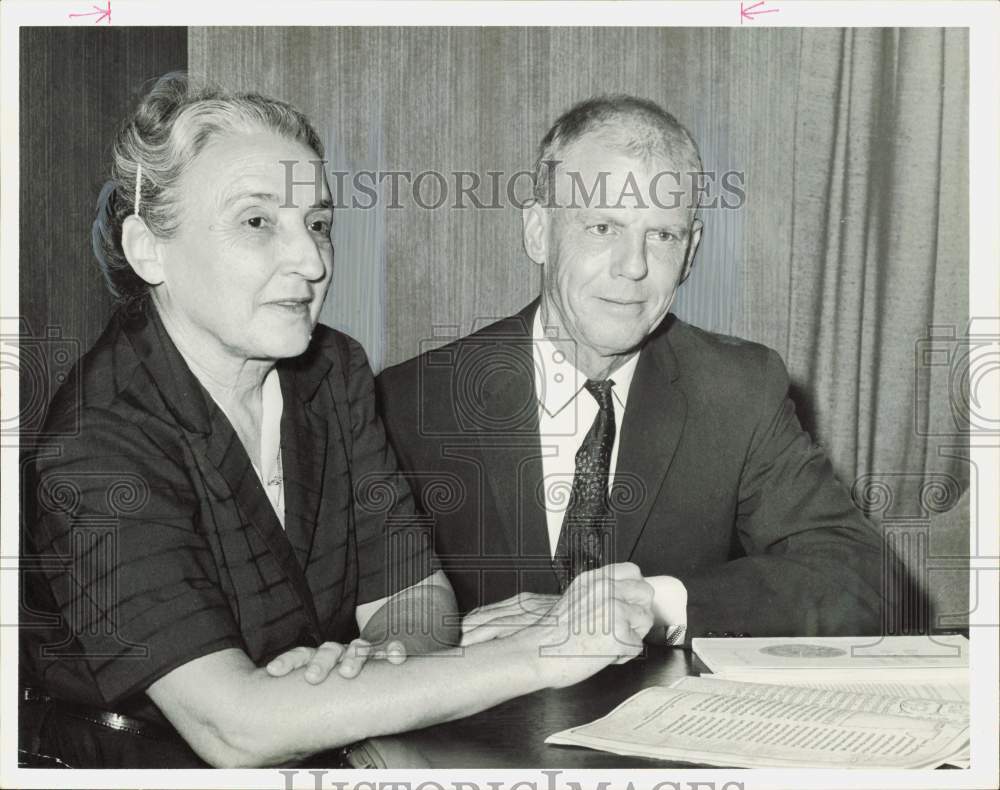 1961 Press Photo Dr. and Mrs. John Hill look through pamphlet. - hpa85726- Historic Images