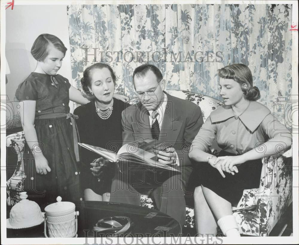 1955 Press Photo Dr. Wilson Elkins of University of Maryland poses with family.- Historic Images