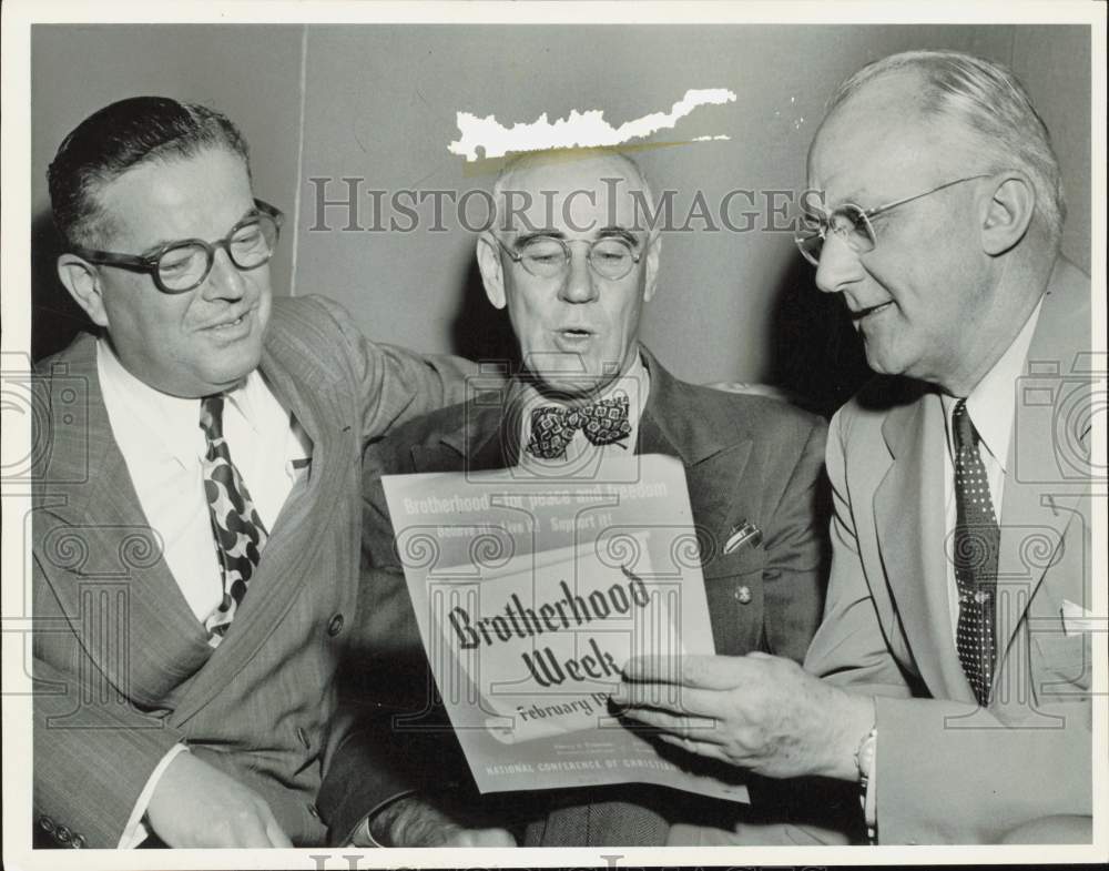 1950 Press Photo Mose Field, Emmett Sampson and George Strake confer.- Historic Images