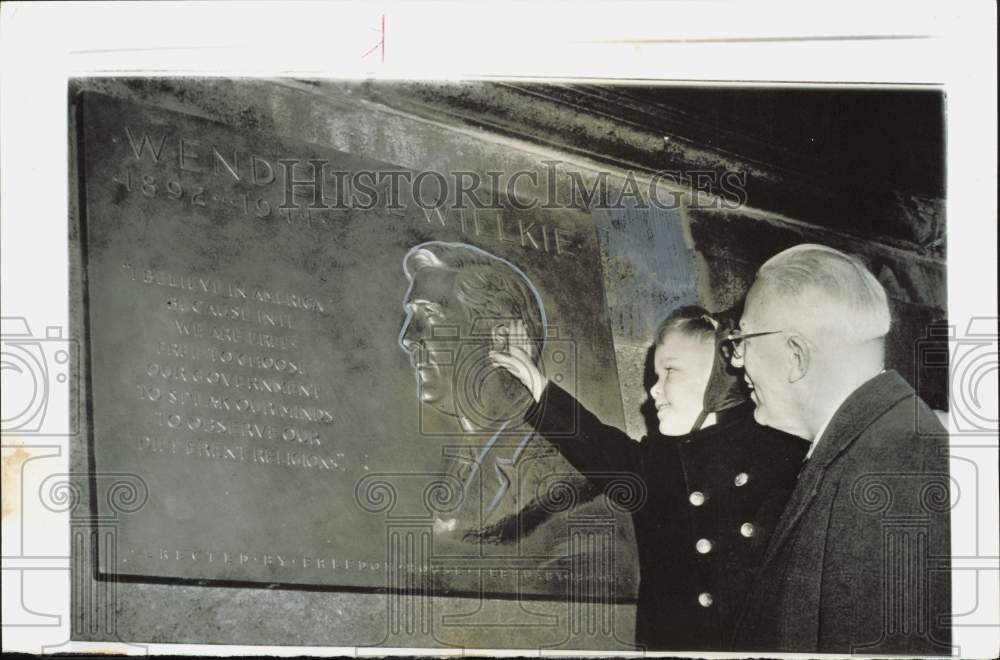 1957 Press Photo Justice Earl Warren shows Wendell Willkie grandfather&#39;s plaque- Historic Images