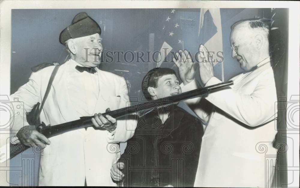 1955 Press Photo Donald MacDonald watches lawmakers clowning in Washington.- Historic Images