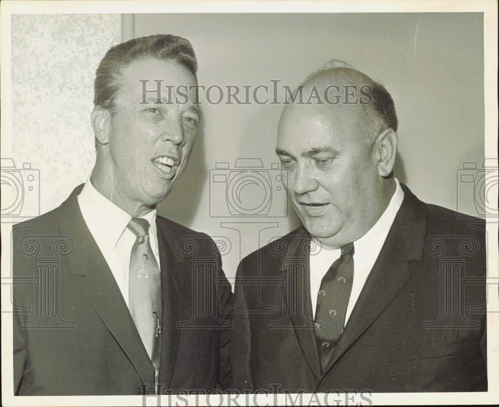 1966 Press Photo John Singleton and Woodrow Seals confer - hpa85857- Historic Images