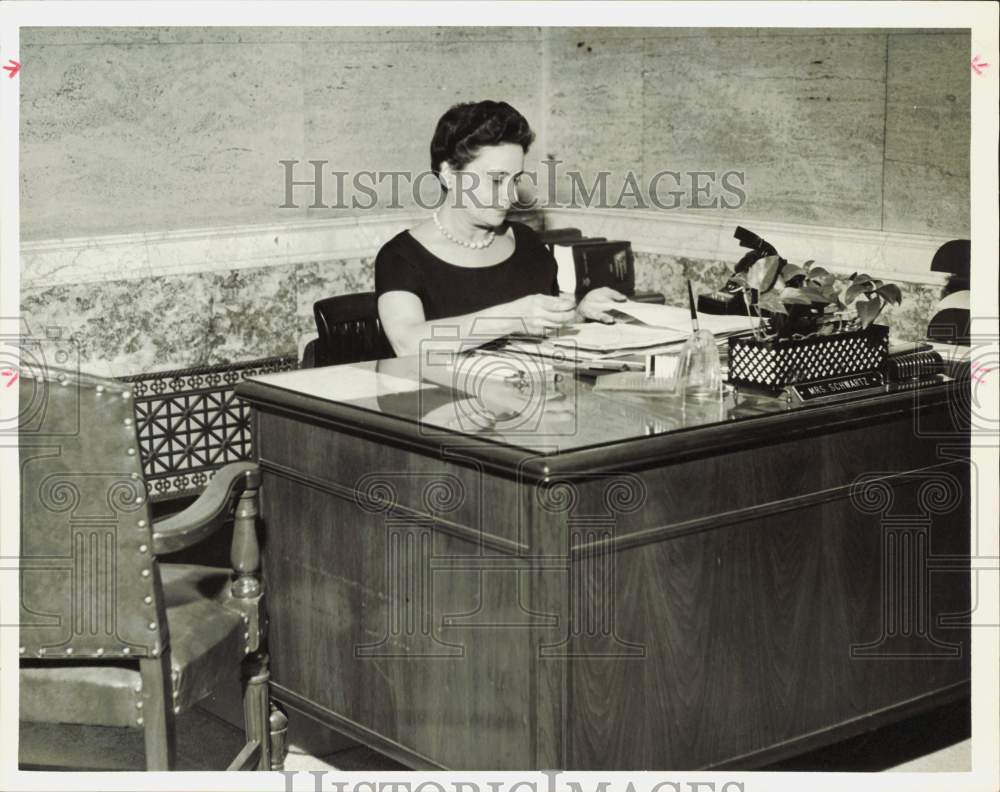 1961 Press Photo Ida Schwartz, Houston National Bank vice president - hpa85860- Historic Images