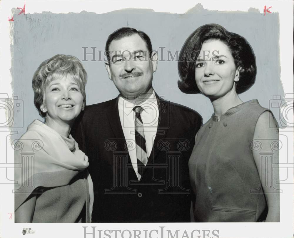 1965 Press Photo Waymond Armstrong poses with Phyllis Doner and Marilyn Flowers- Historic Images