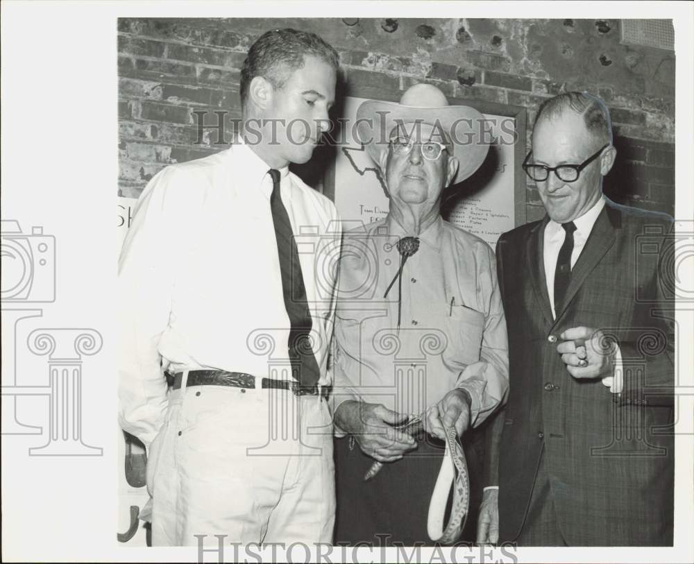 1965 Press Photo Byron Frierson and officials at Livestock Field Day.- Historic Images