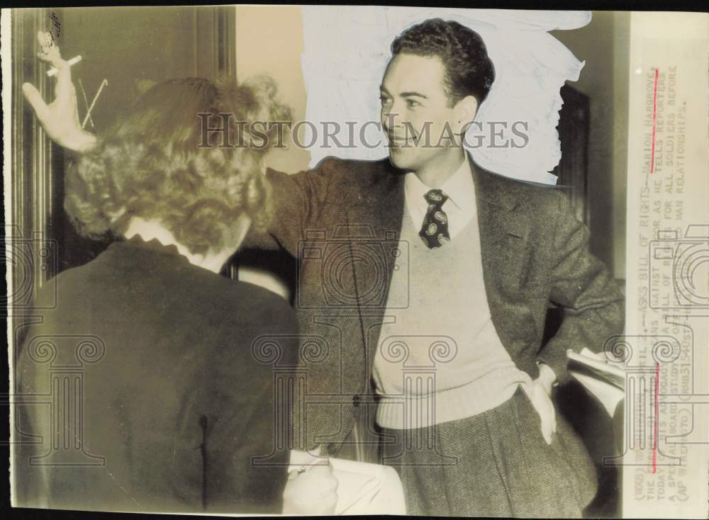 1948 Press Photo Marion Hargrove, author, talks with reporters in Washington- Historic Images