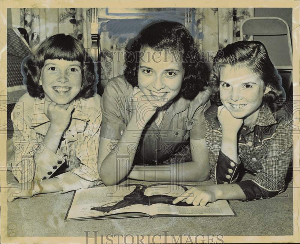 1960 Press Photo Patricia, Ruth and Andrea Ford pose with horse book.- Historic Images