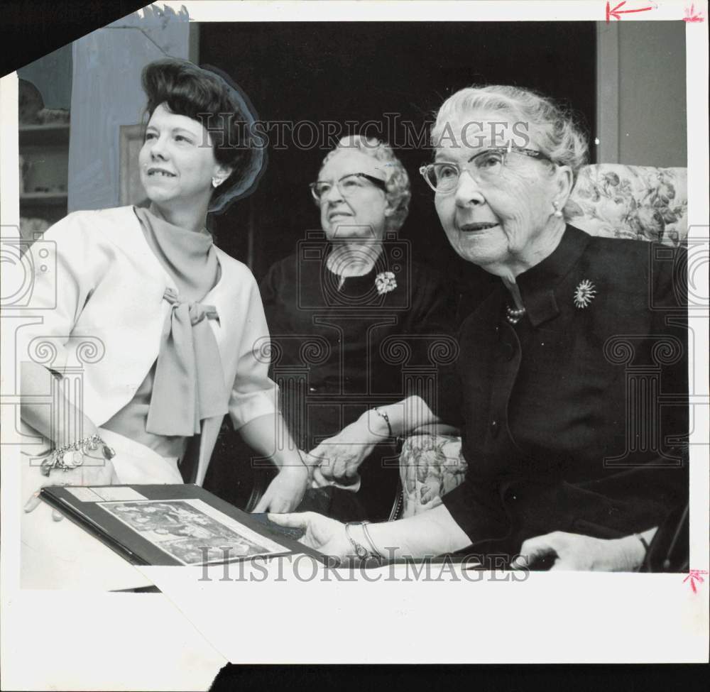 1965 Press Photo Mrs. Ben Largent poses with Ladies Reading Club members.- Historic Images