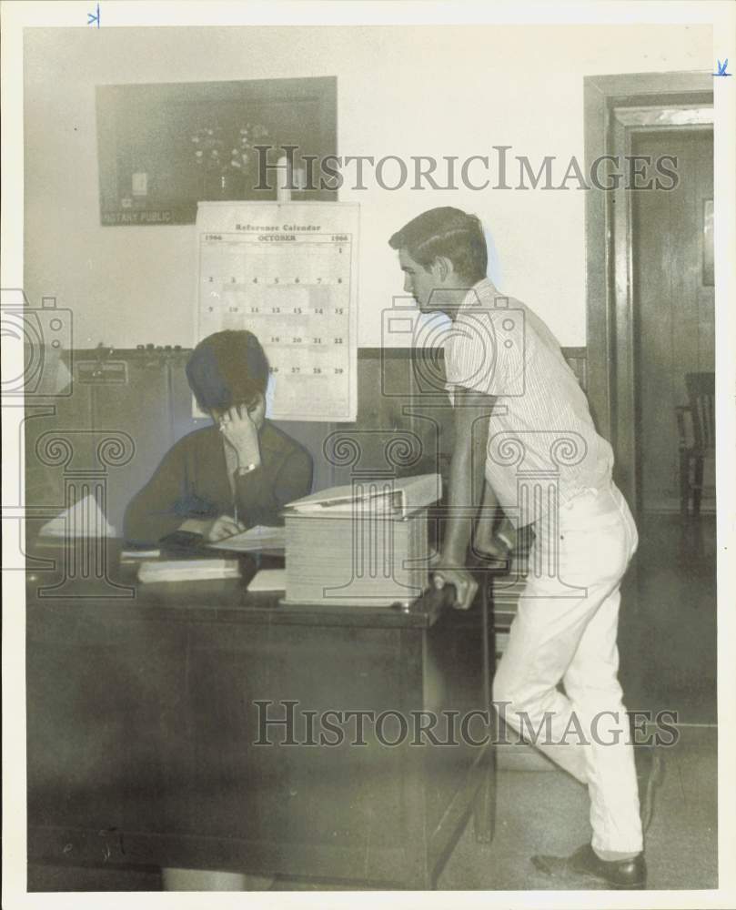 1966 Press Photo Walene Patrick and Steve Poarch of North Houston Bonding Agency- Historic Images