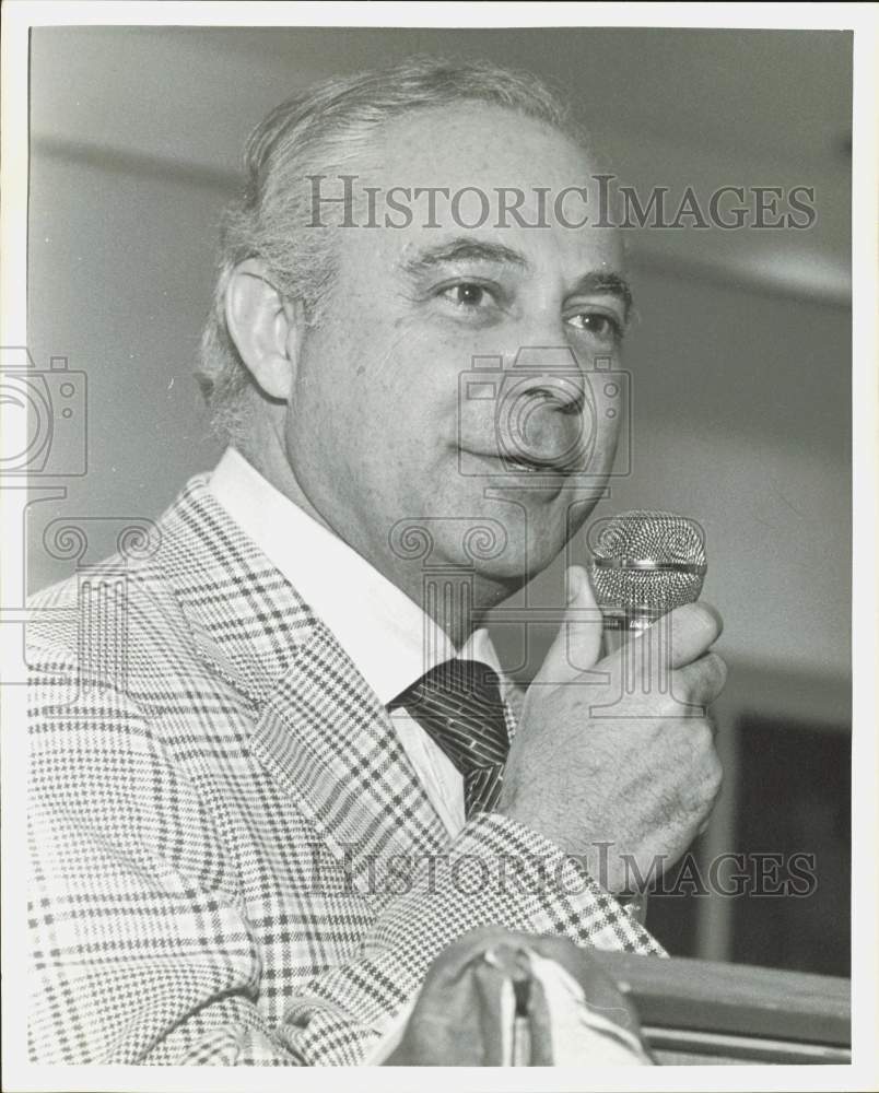 1973 Press Photo Robert Strauss shown at auction. - hpa86036- Historic Images