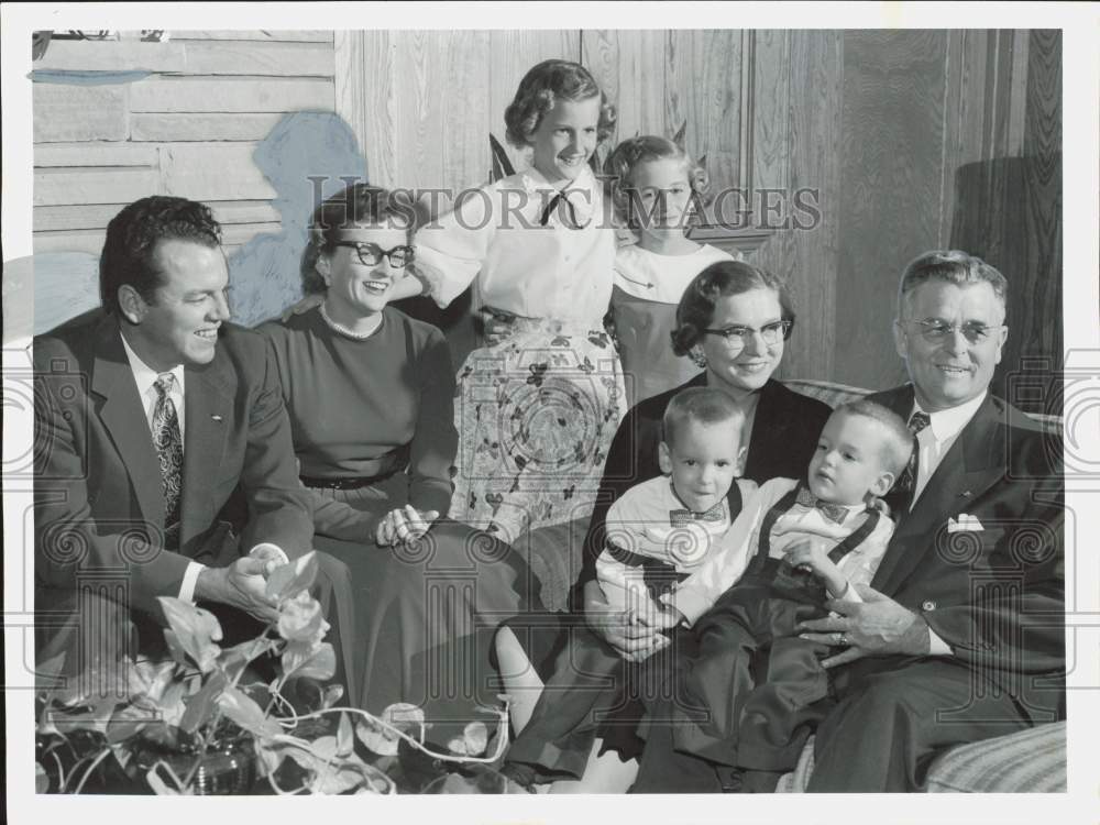 1955 Press Photo Kendall Baker, Houston attorney, poses with his family.- Historic Images