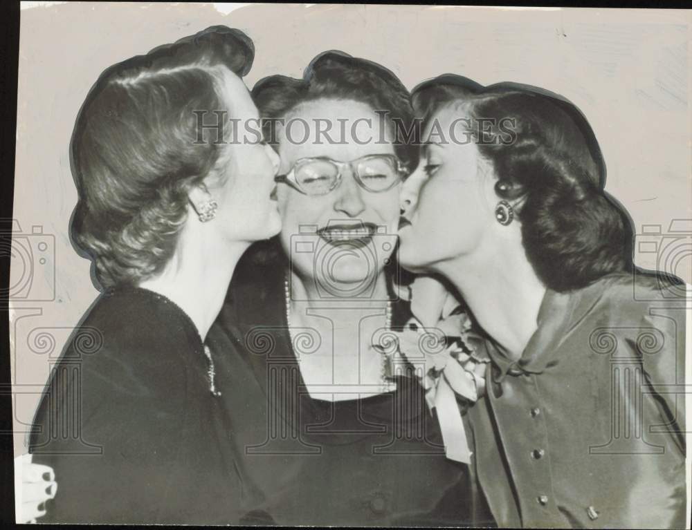 1948 Press Photo Grace Stewart congratulated by daughters in Washington.- Historic Images