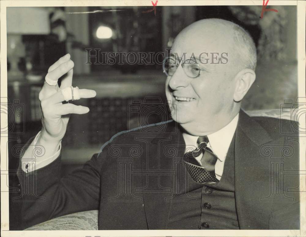 1956 Press Photo Homer Cummings holds up his injured fingers. - hpa86094- Historic Images