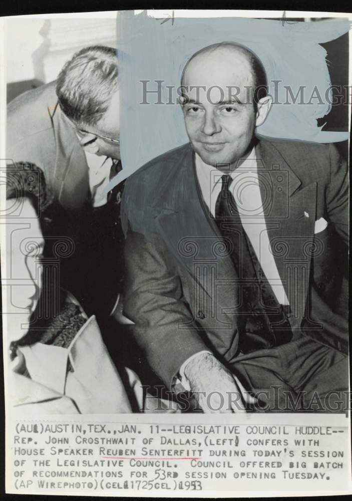 1953 Press Photo John Crosthwait and Reuben Senterfitt confer at Austin council.- Historic Images