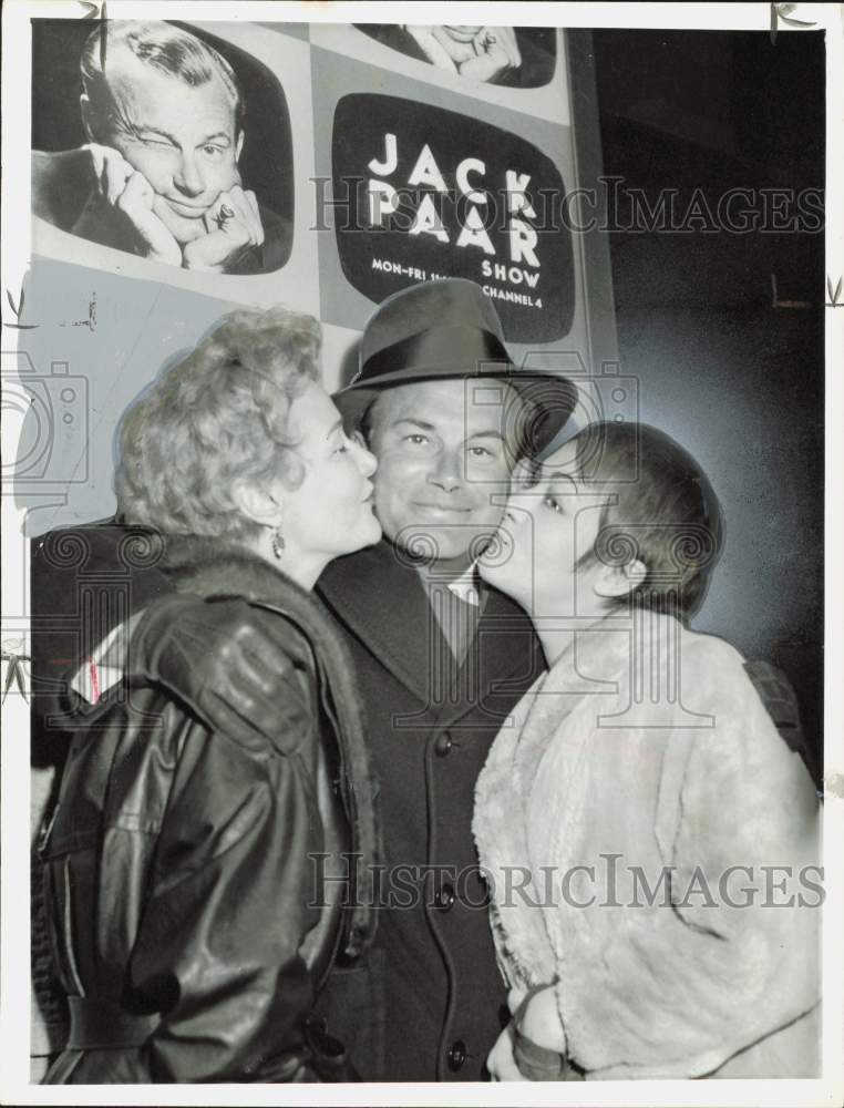 1958 Press Photo Jack Paar, TV star of Jack Paar Show, kissed by women.- Historic Images