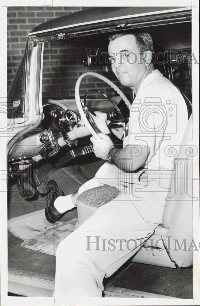 1958 Press Photo Melbourne Martin, Post Editorial Department staffer in car- Historic Images