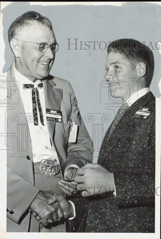 1959 Press Photo Kendall Davis presents 4-H youth Jerry Davis with $100.- Historic Images