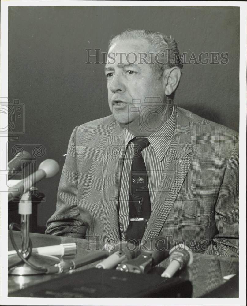 1971 Press Photo John V. Parker, Grand Jury foreman, at press conference in TX- Historic Images
