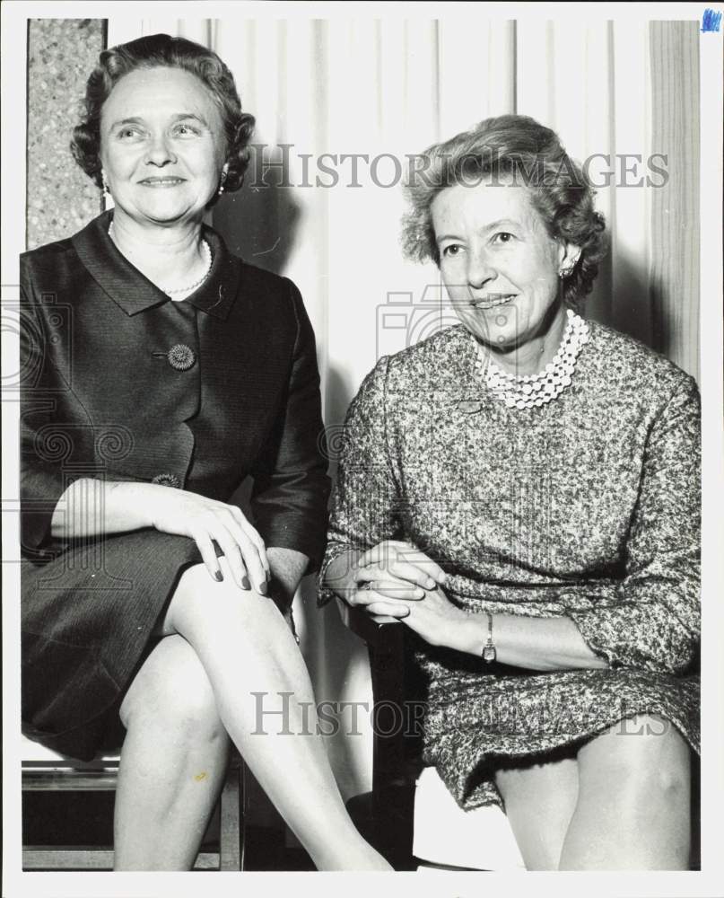 1964 Press Photo Dr. Rosemary Park of Barnard College with Mrs. Melvin Fincke.- Historic Images