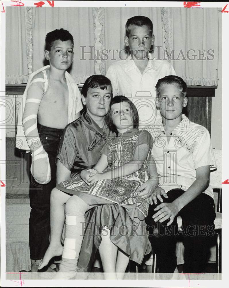 1962 Press Photo Pat Parker, whose home was destroyed by fire, with her children- Historic Images