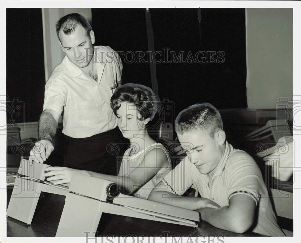 1962 Press Photo S.J. Carpenter helps students with Reading Accelerator machine.- Historic Images