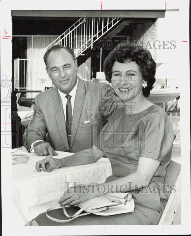 1963 Press Photo James Brammer and wife at Strawberry Apartments opening, Texas- Historic Images