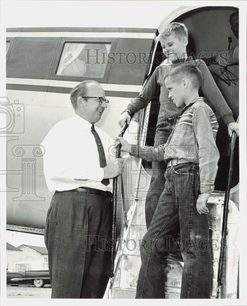 1962 Press Photo Harry Bradley greets Lee Pate &amp; Billy Keen at airplane, Houston- Historic Images