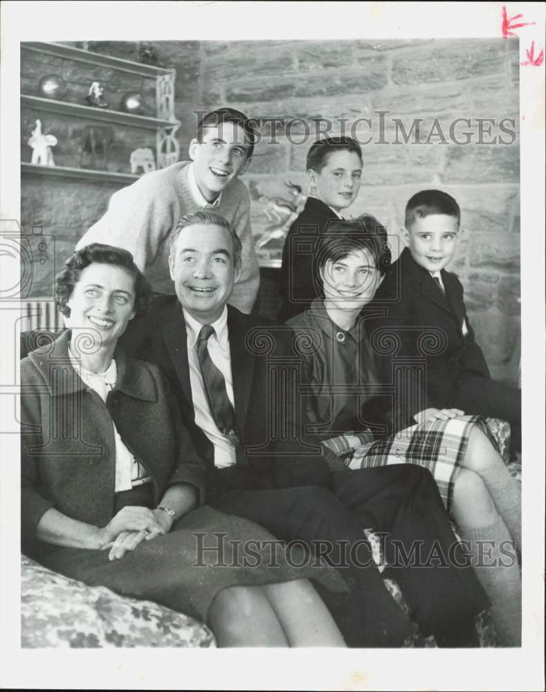 1962 Press Photo Pennsylvania Governor William Scranton and family at home.- Historic Images