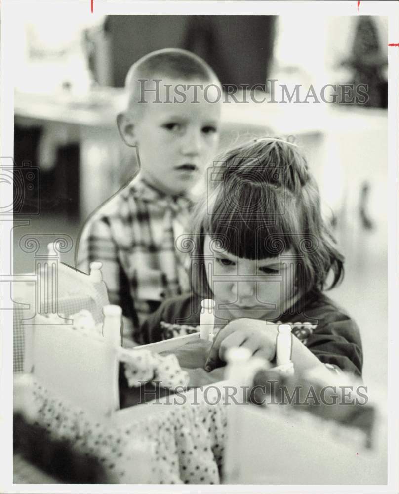 1962 Press Photo Kay and Ricky Pancherz view exhibits at Sharpstown Center, TX- Historic Images