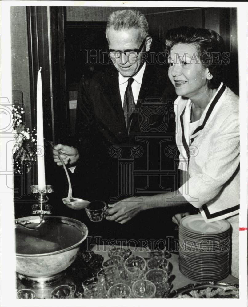 1965 Press Photo Mr. and Mrs. Edward Pearson at Museum of Natural Science Party- Historic Images