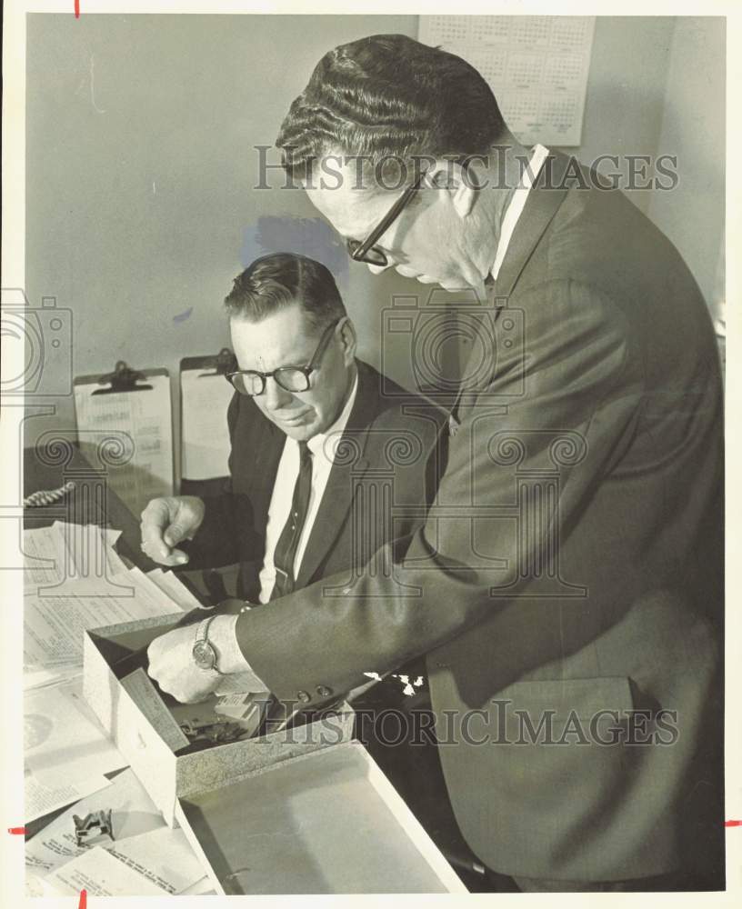 1967 Press Photo Sheriff&#39;s Officers M.F. Patton, Calvin Atkins Examine Evidence- Historic Images