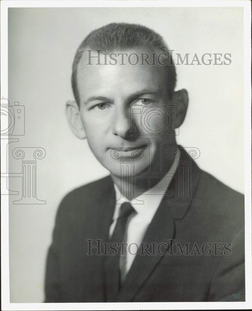 1963 Press Photo John B. Oakland, with United Mortgagee Servicing Corporation- Historic Images
