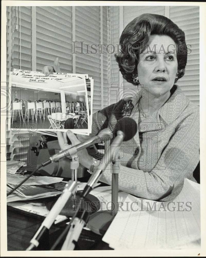 1972 Press Photo Nancy Palm, Chairman Harris County GOP, at Press Conference- Historic Images