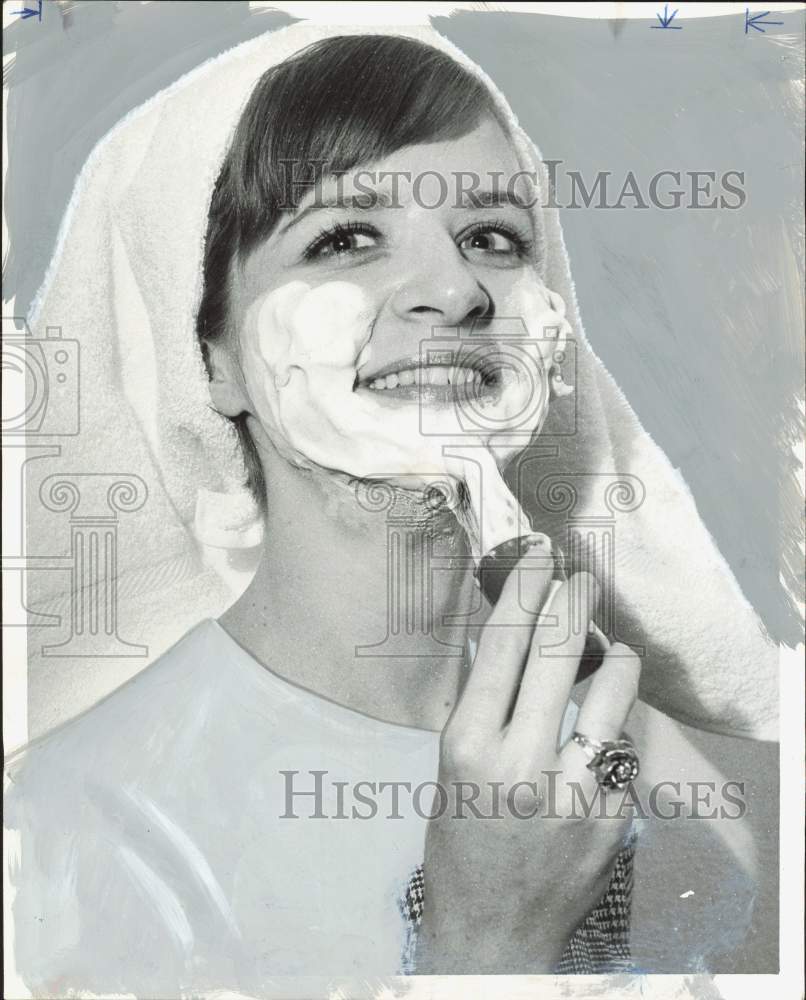 1965 Press Photo Lynda Schindler, Washing Her Face with Shaving Brush- Historic Images