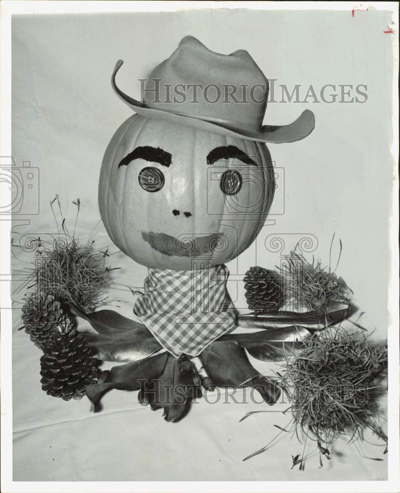 1970 Press Photo Halloween Pumpkin Table Decoration - hpa86755- Historic Images