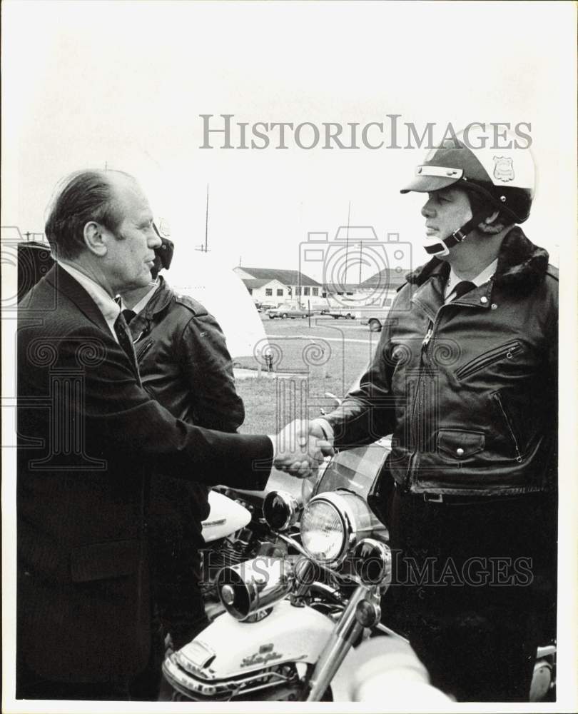 1975 Press Photo Houston Sergeant Tim Furlow Thanked by President Gerald Ford- Historic Images