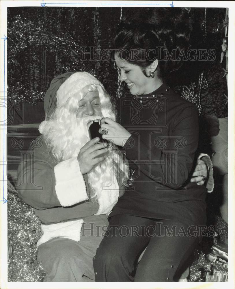 1970 Press Photo Walter Oknukiewich as Santa Claus with Helper Yolanda Luna- Historic Images