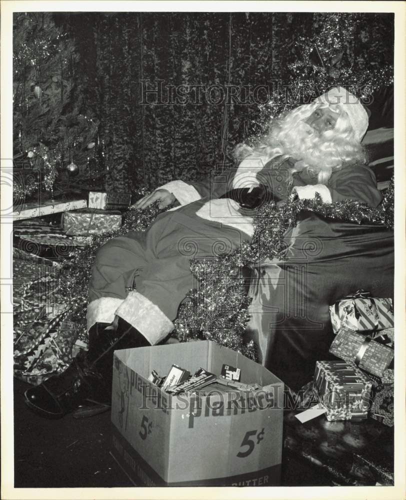 1970 Press Photo &quot;Santa Claus,&quot; Surrounded by Presents in Houston - hpa86853- Historic Images