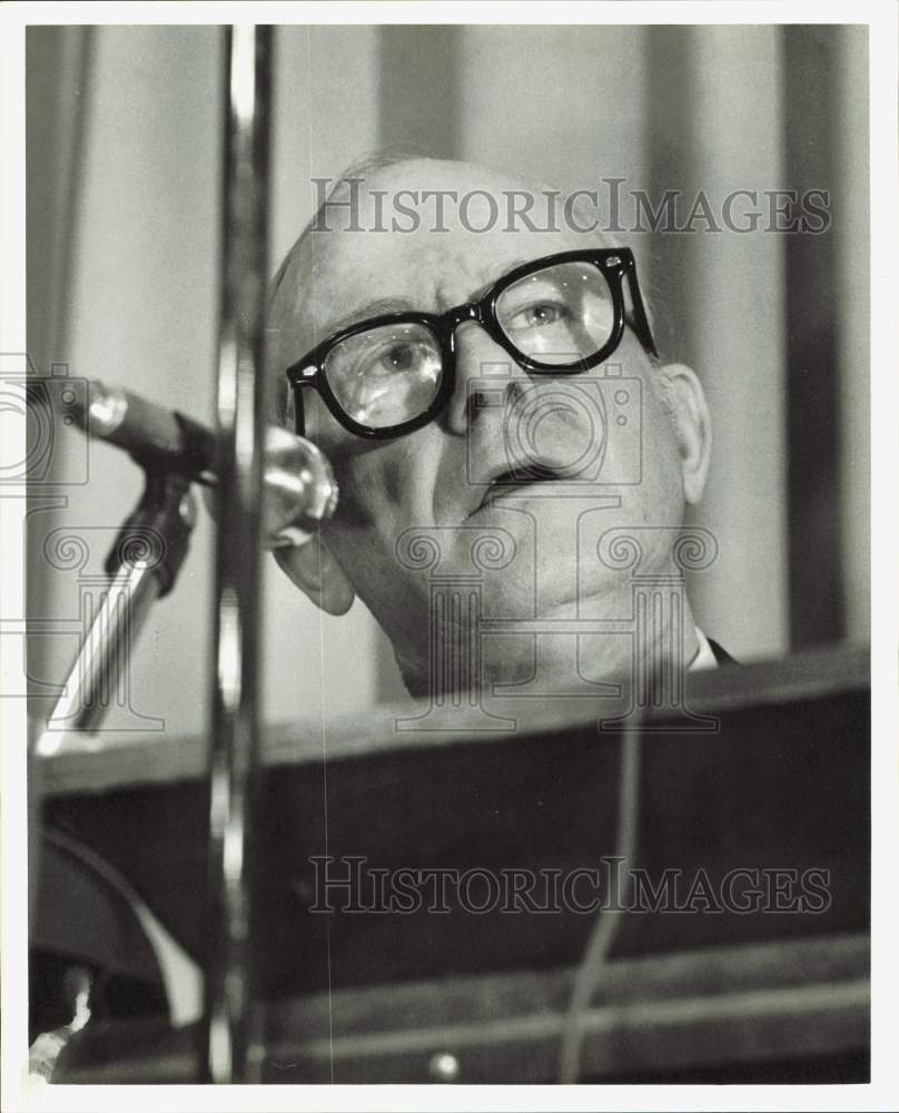 1971 Press Photo Author Packard Vance, at Microphone in Houston - hpa86934- Historic Images