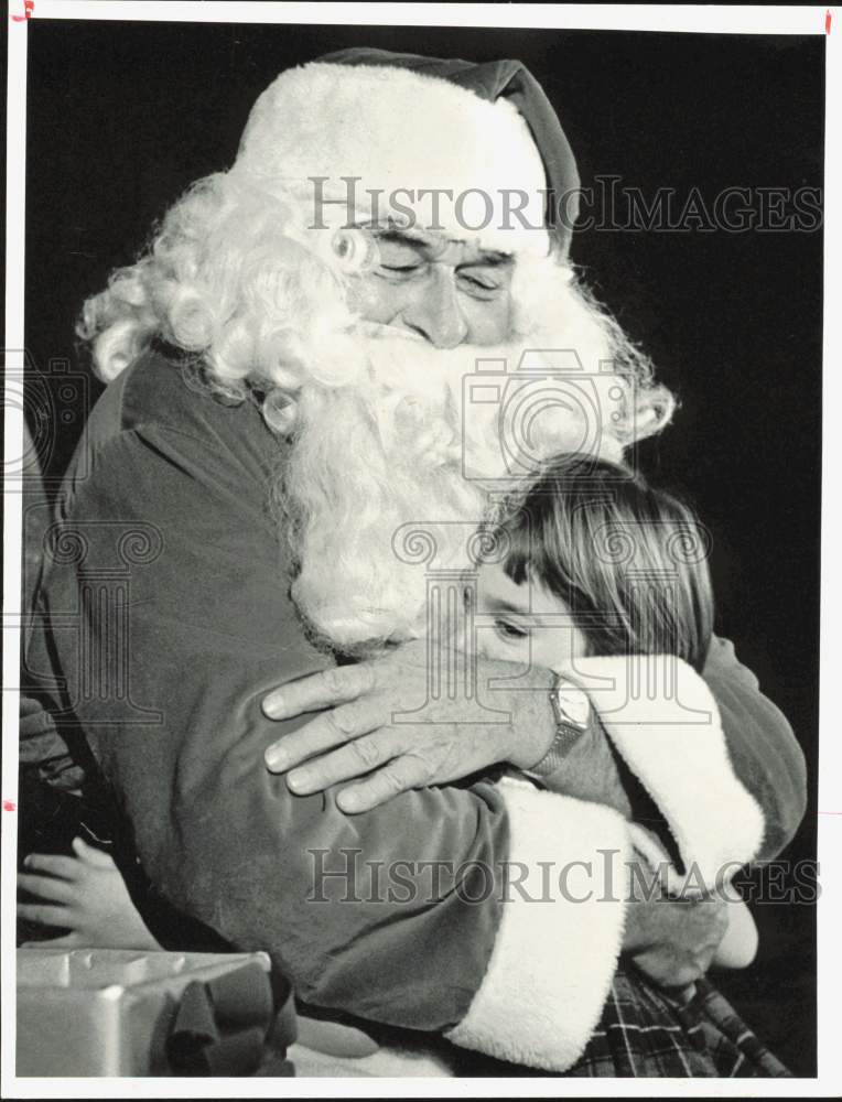 1984 Press Photo Girl Hugs Santa Claus Norman Gauerke at M.D. Anderson Hospital- Historic Images