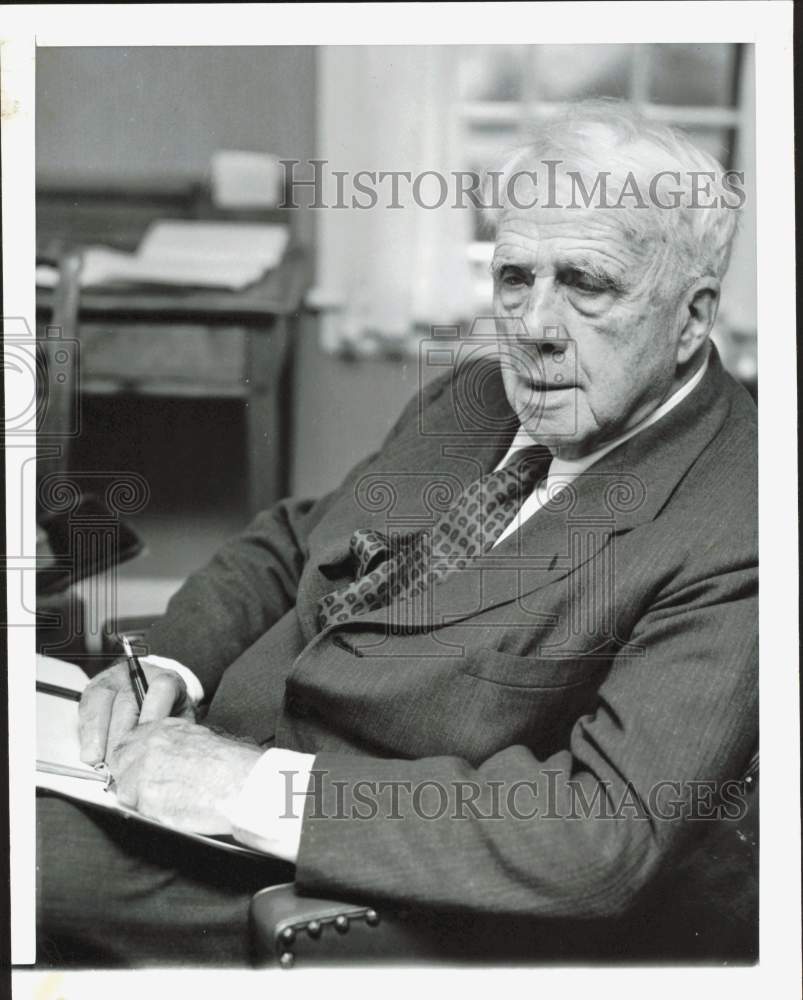 1957 Press Photo Poet Robert Frost in Hotel Room, Amherst, Massachusetts- Historic Images