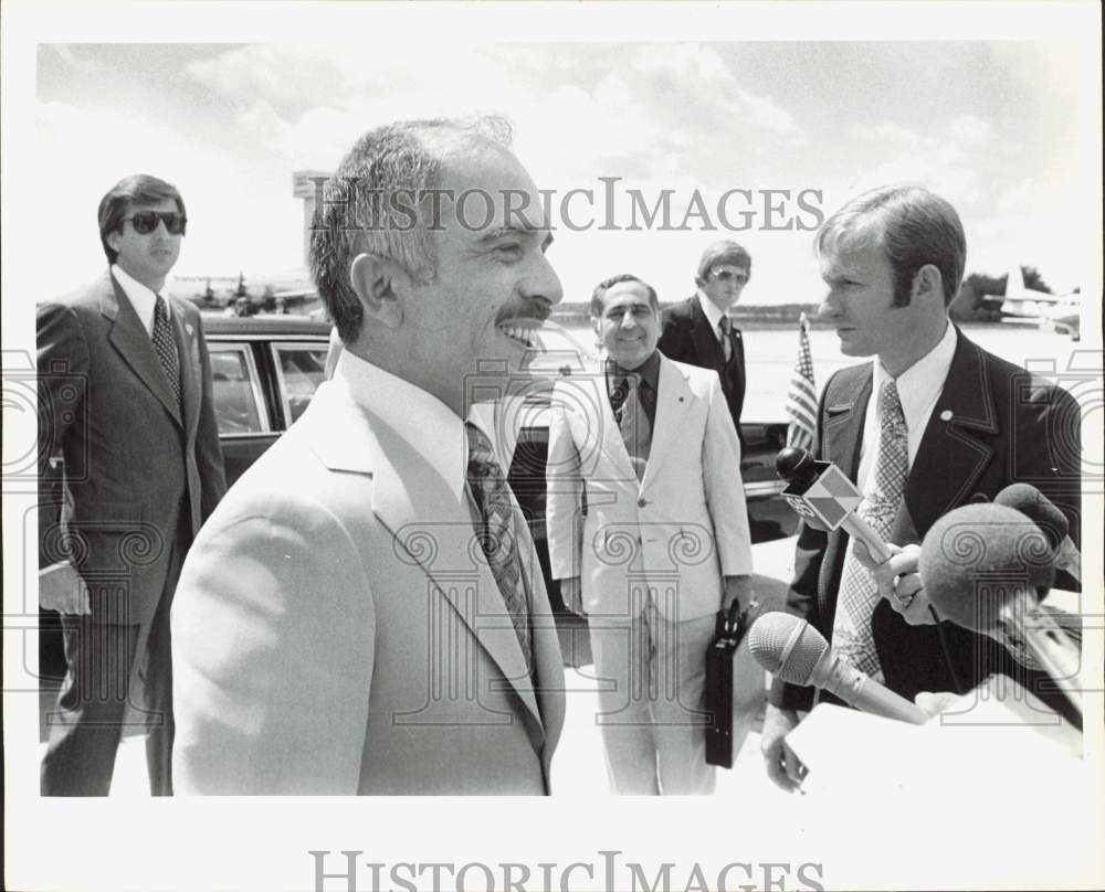 1977 Press Photo King Hussein of Jordan Talks to Reporters - hpa87204- Historic Images