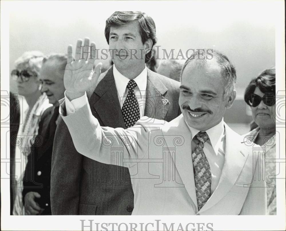 1977 Press Photo King Hussein of Jordan, Waving - hpa87205- Historic Images