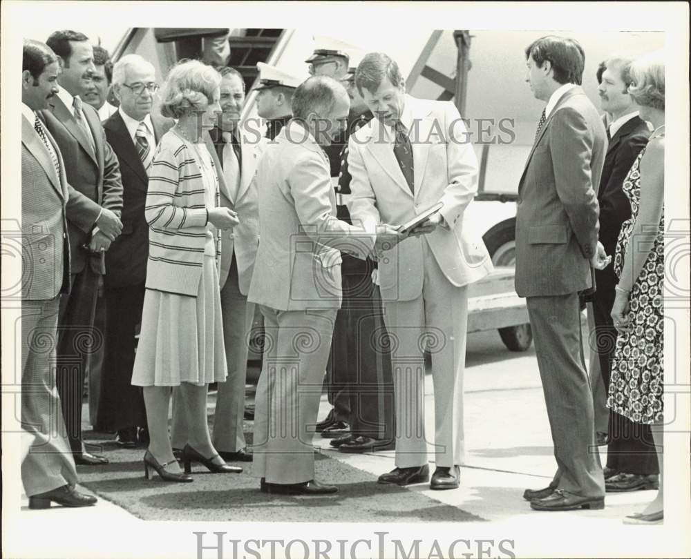 1977 Press Photo King Hussein &amp; Lieutenant Governor Bill Hobby - hpa87209- Historic Images