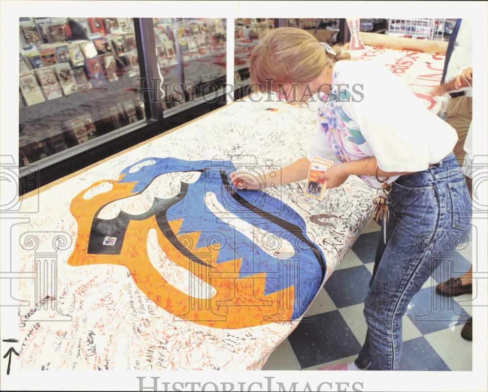 1990 Press Photo Kris Wallace Signs Banner for Rock &#39;n&#39; Roll Summit in Moscow- Historic Images