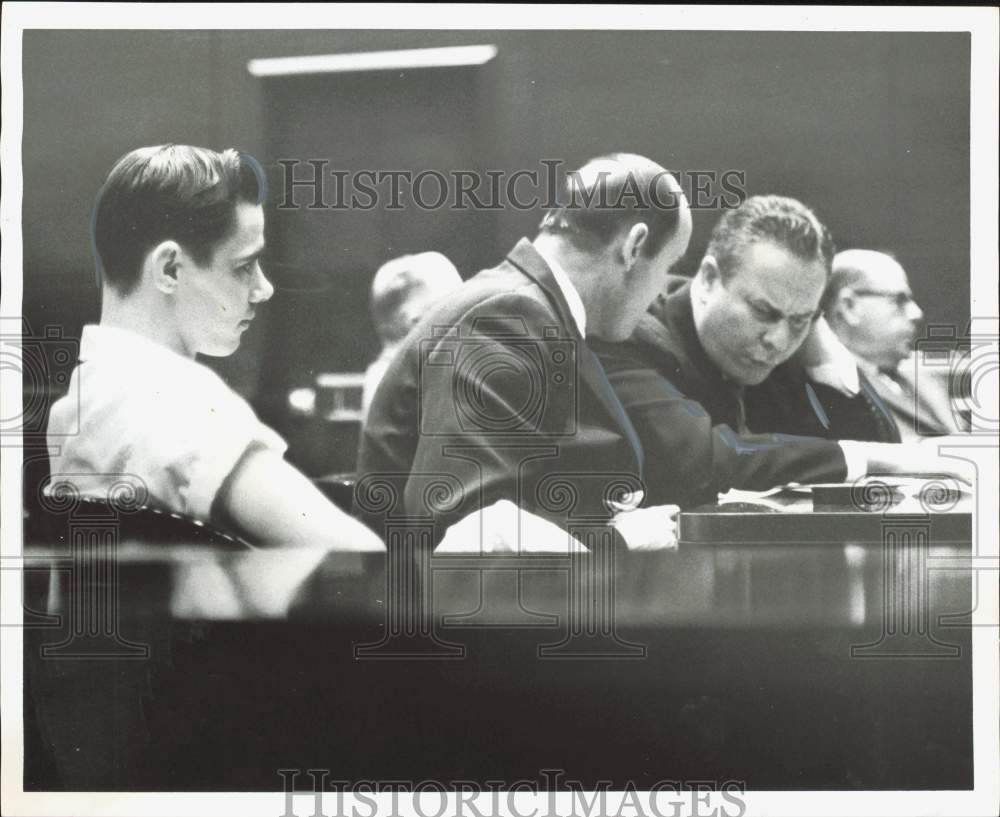 1959 Press Photo Defendant Curtis Sanders with Lawyers in Judge Love&#39;s Court- Historic Images